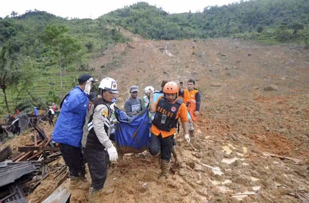 Les glissements de terrain font 10 morts dans la province indonésienne de Kalimantan du Nord ảnh 1