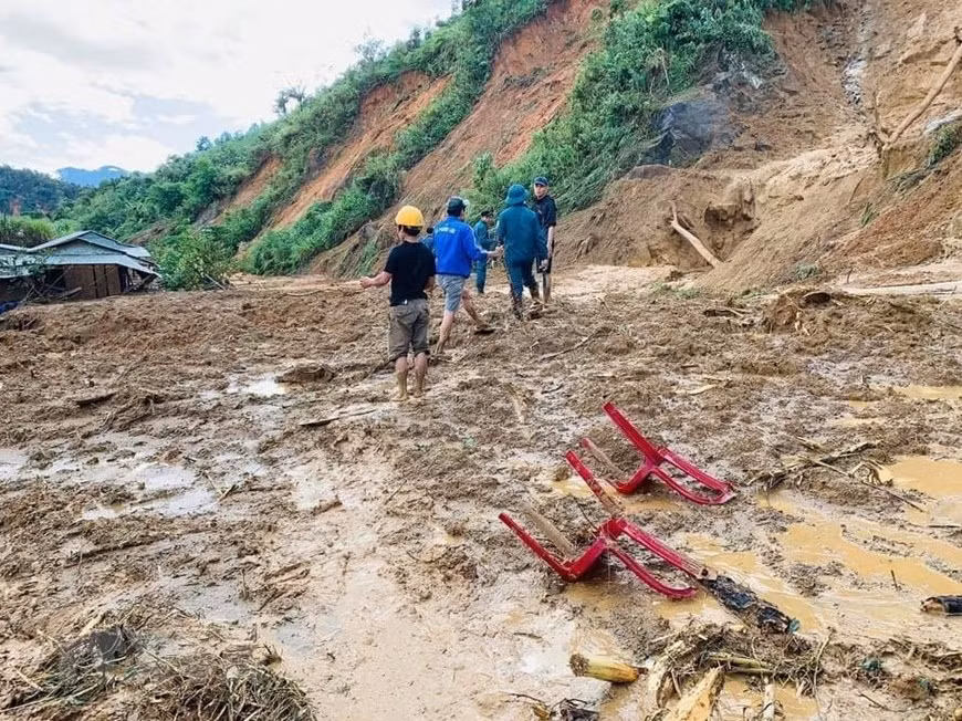 La scène d'un autre glissement de terrain dans le district de Phuoc Loc, province de Quang Nam ảnh 2