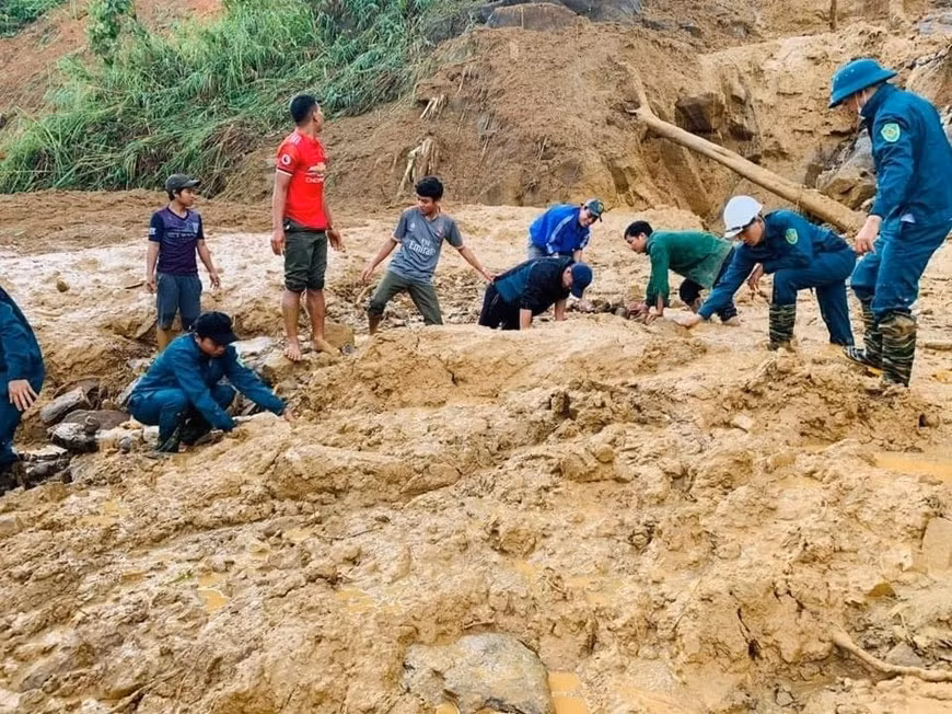 La scène d'un autre glissement de terrain dans le district de Phuoc Loc, province de Quang Nam ảnh 3