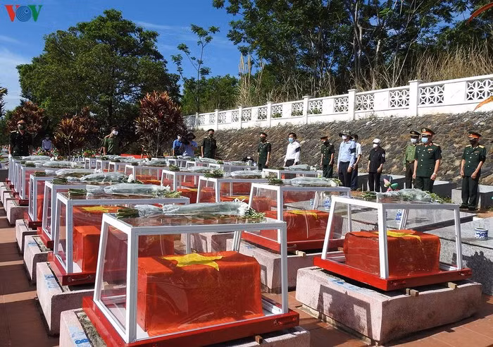 Kon Tum : inhumation des restes de 21 soldats vietnamiens tombés au Laos et au Cambodge ảnh 1