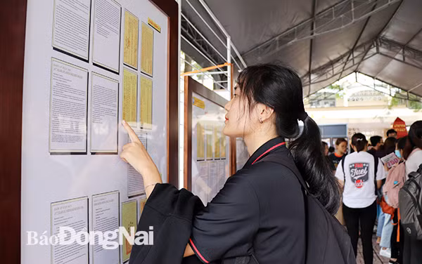Exposition de cartes et d’archives sur les archipels de Hoang Sa et Truong Sa à Dong Nai ảnh 1 Exposition de cartes et d’archives sur les archipels de Hoang Sa et Truong Sa à Dong Nai ảnh 1