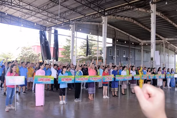 Échange sportif entre le Vietnam et le Laos à Vientiane ảnh 1