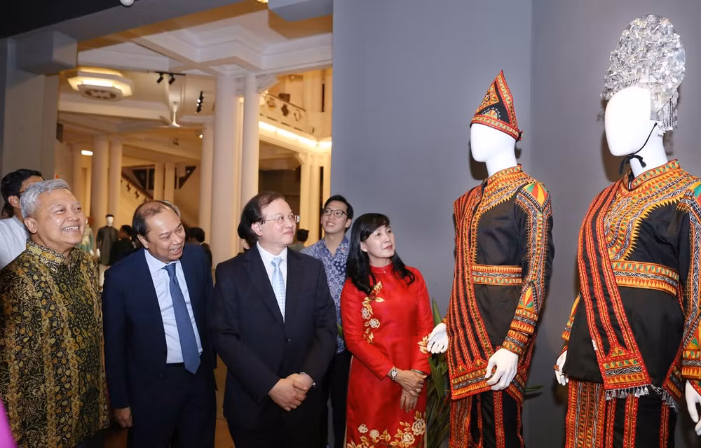 Ouverture d'une exposition de costumes traditionnels de l'ASEAN à Hanoï ảnh 1