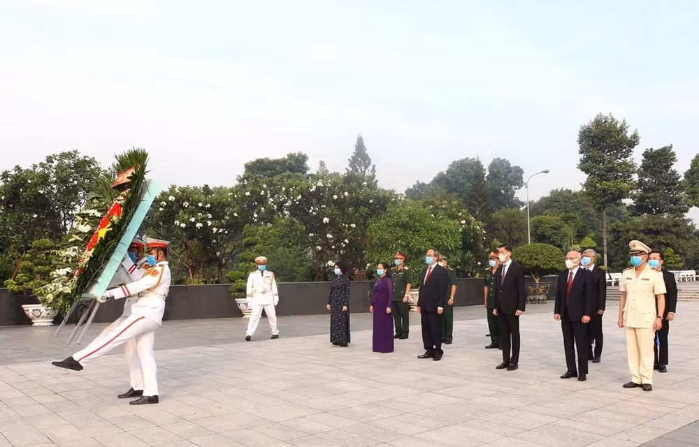 Réunification nationale: des dirigeants de HCM-Ville rendent hommage aux morts pour la Patrie ảnh 1