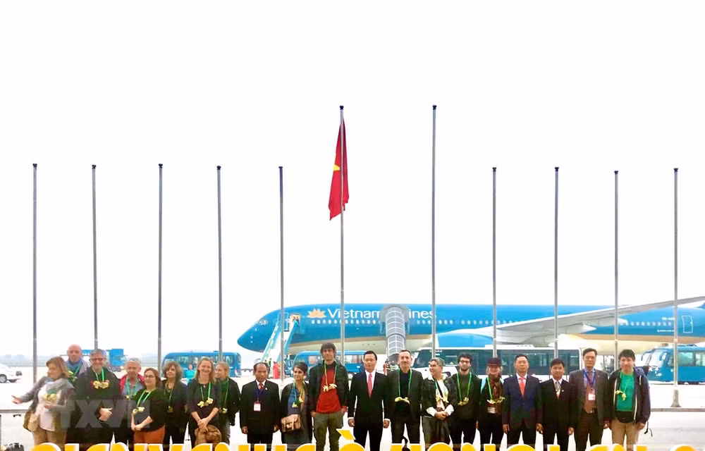 2020 : accueil des premiers touristes étrangers à Hanoï et à Ho Chi Minh-Ville ảnh 1