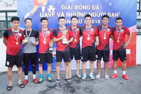 Football: All Stars remporte le 3e tournoi des anciens étudiants ảnh 1