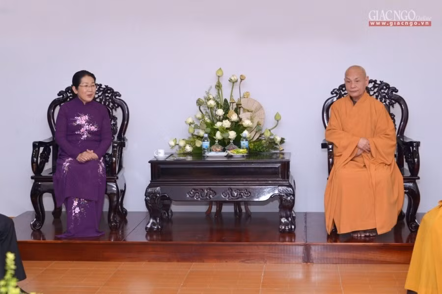 2562e anniversaire de Bouddha: Félicitations à des établissements bouddhiques à Hô Chi Minh-Ville ảnh 1