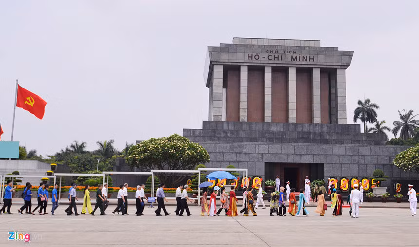 Plus de 92.000 personnes rendent hommage au Président Ho Chi Minh en son mausolée ảnh 1
