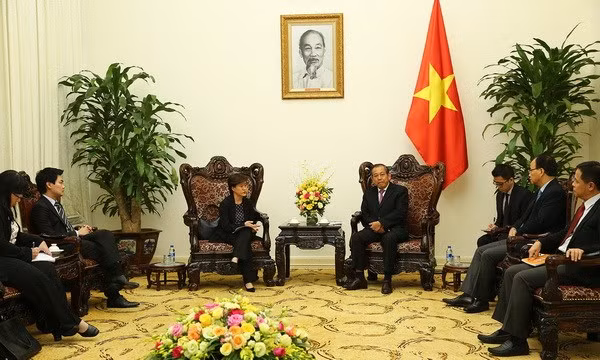 Le vice-PM Truong Hoa Binh reçoit l'ambassadrice de Singapour ảnh 1