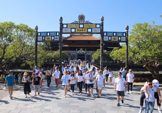 Des jeunes Viet kieu découvrent la beauté de Huê ảnh 1