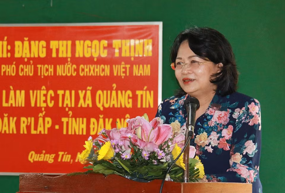 La vice-présidente Dang Thi Ngoc Thinh rend hommage aux morts pour la Patrie à Dak Nong ảnh 1