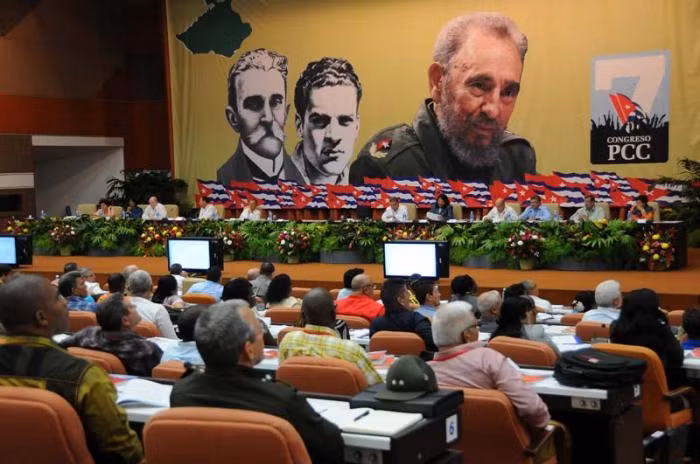Le peuple cubain héroïque avance fermement sur la voie du socialisme ảnh 1