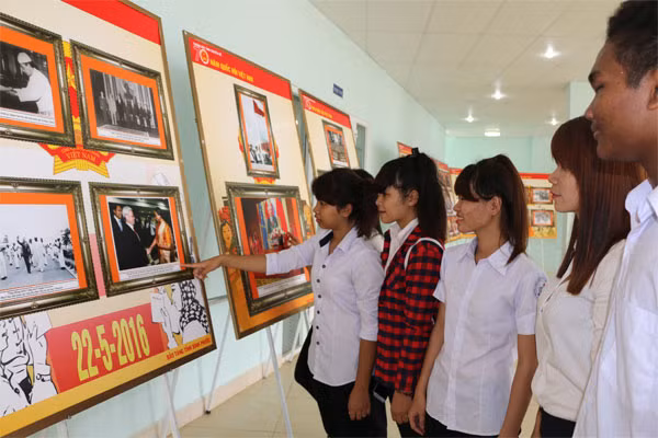 Binh Phuoc : exposition “70 ans de l’Assemblée nationale du Vietnam" ảnh 1 Binh Phuoc : exposition “70 ans de l’Assemblée nationale du Vietnam" ảnh 1