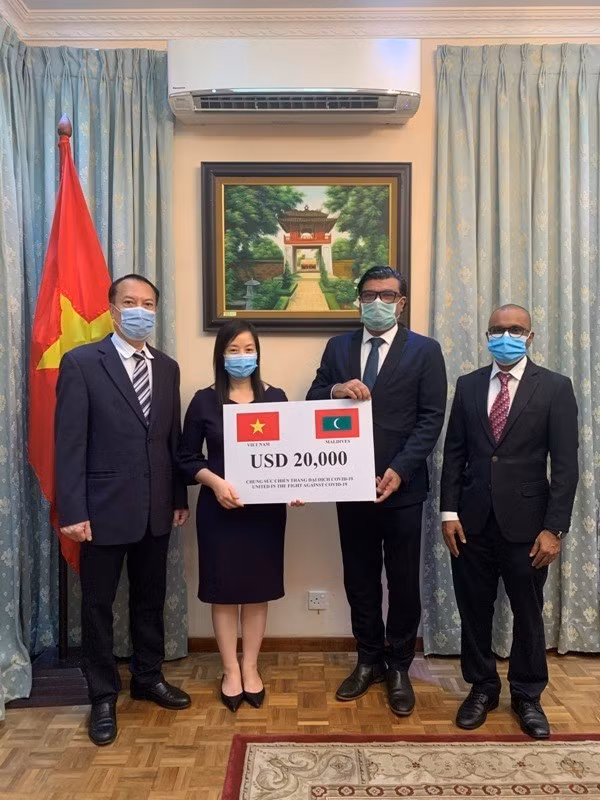 COVID-19 : le Vietnam fait don de 20.000 dollars aux Maldives ảnh 1