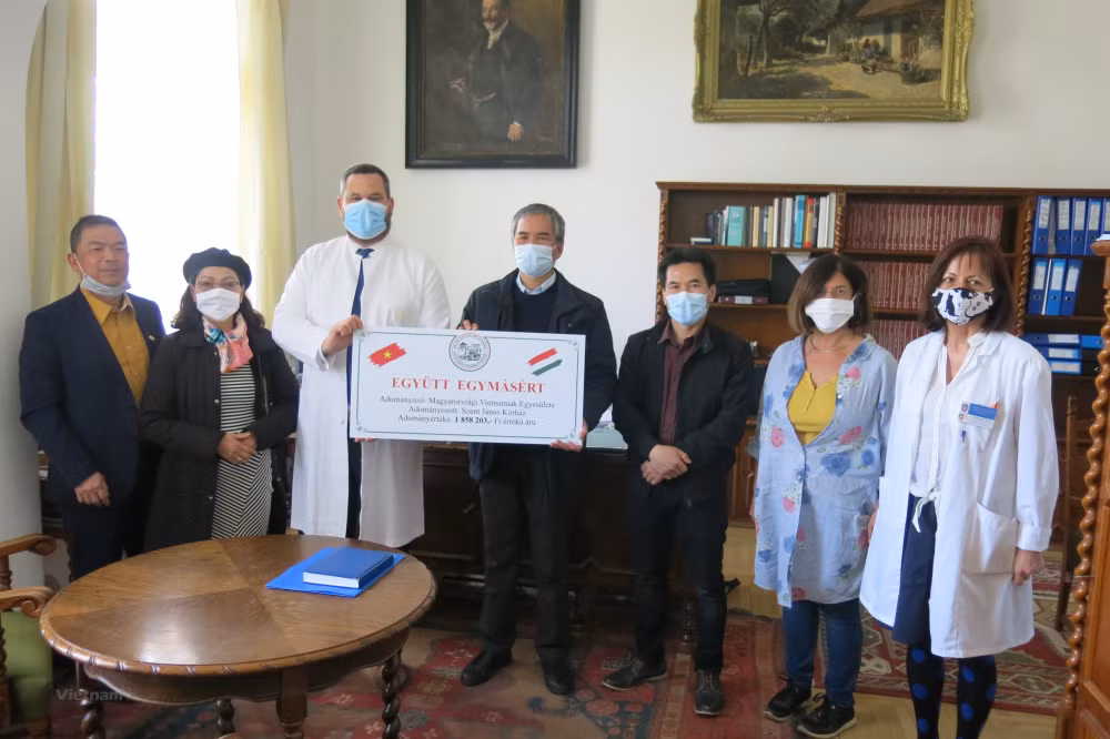 La communauté des Vietnamiens soutient le combat anti-COVID-19 en Hongrie ảnh 3