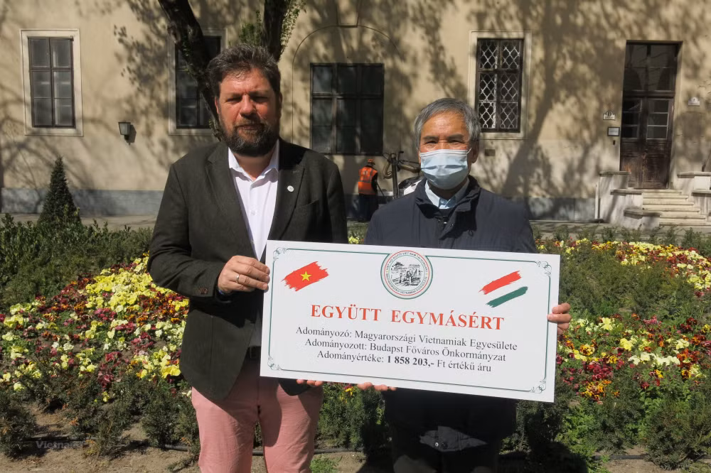 La communauté des Vietnamiens soutient le combat anti-COVID-19 en Hongrie ảnh 2