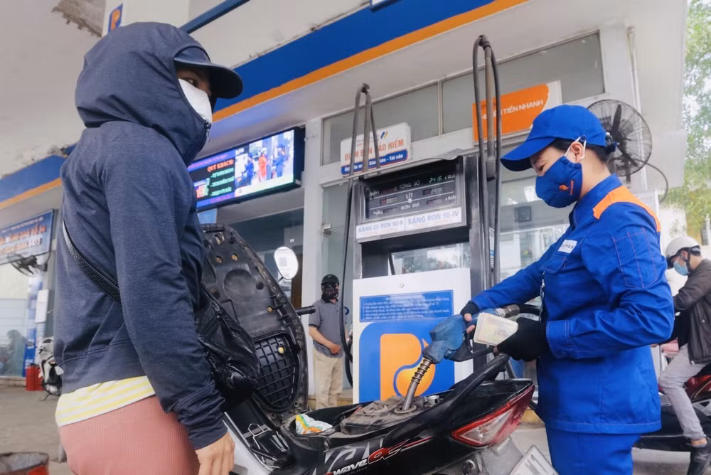 Forte baisse des prix des carburants ảnh 1 Forte baisse des prix des carburants ảnh 1