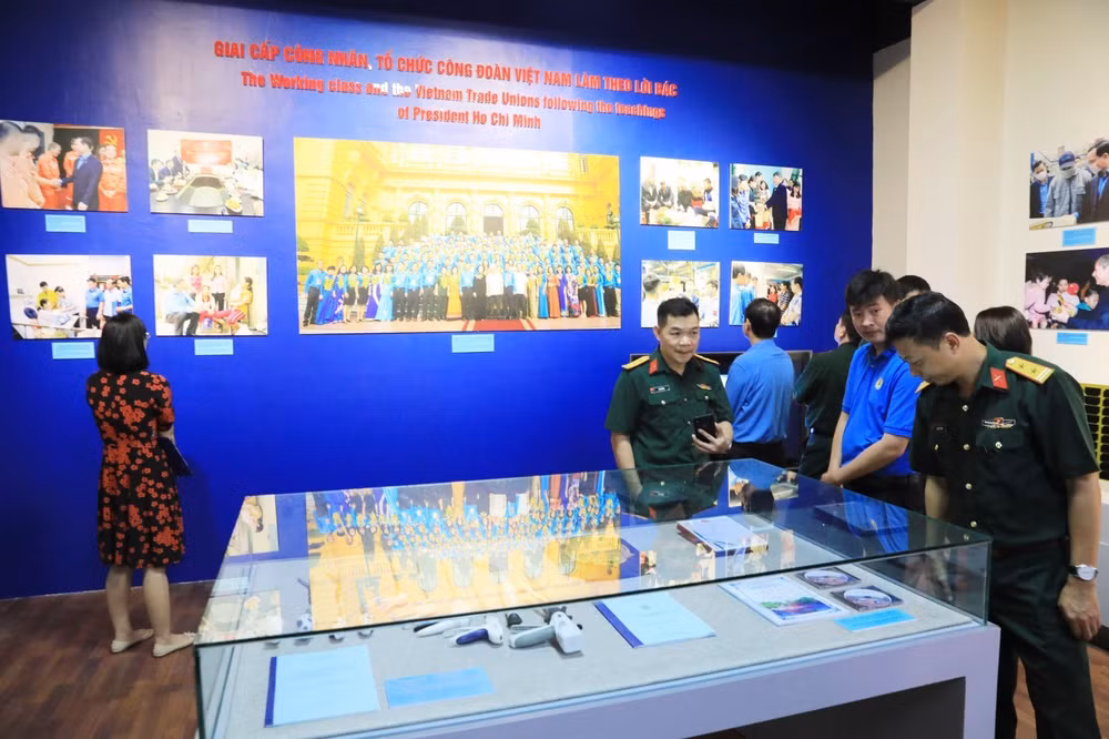 Diverses expositions célébrant le 130e anniversaire de la naissance du Président Hô Chi Minh ảnh 1