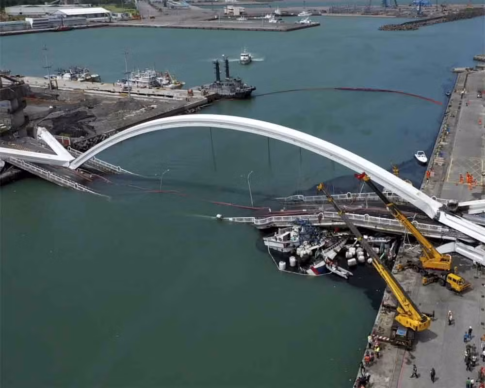 Effondrement d'un pont en Indonésie: 7 morts et 3 disparus ảnh 1 Effondrement d'un pont en Indonésie: 7 morts et 3 disparus ảnh 1