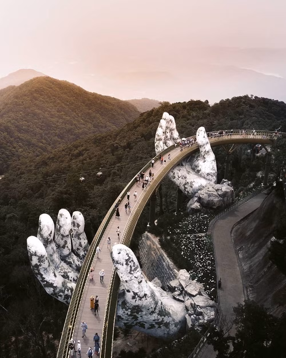 Le pont d'Or à Da Nang classé parmi les 28 plus époustouflants ponts du monde par Business Insider ảnh 1 Le pont d'Or à Da Nang classé parmi les 28 plus époustouflants ponts du monde par Business Insider ảnh 1