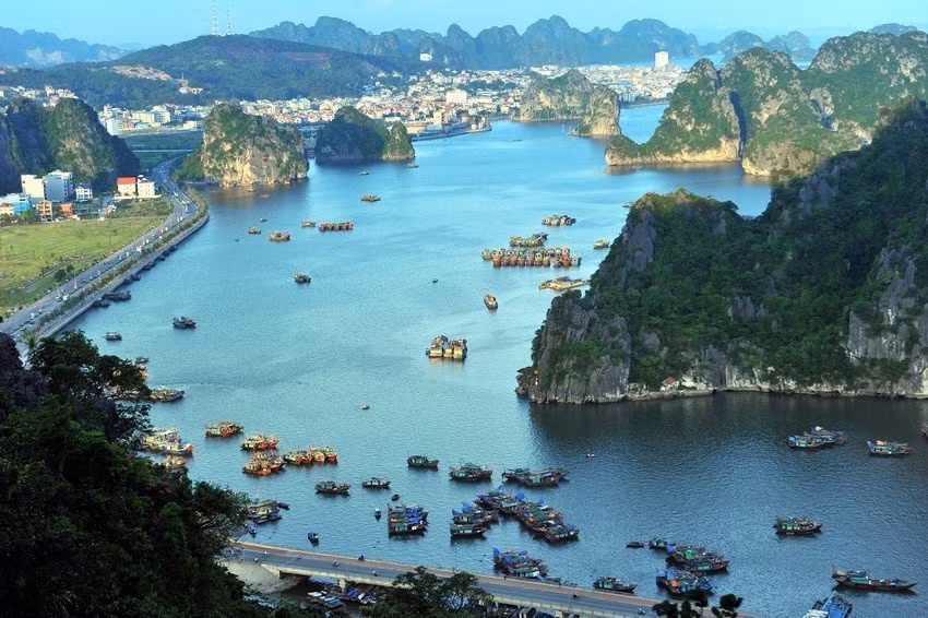 Quang Ninh : Réduction de 50% sur les frais d'hébergement et d'entrée à la baie de Ha Long ảnh 1