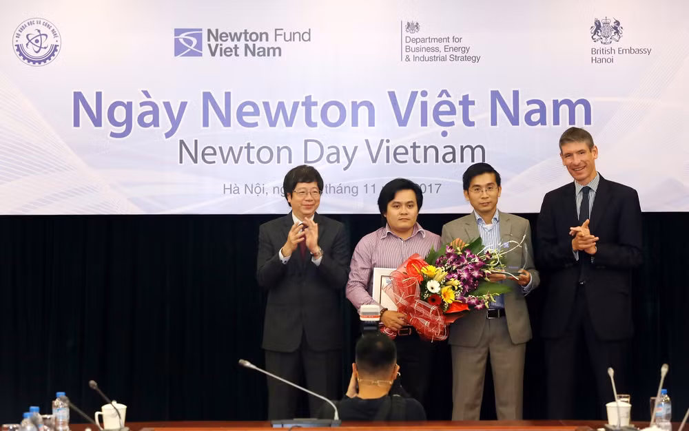 Sciences : remise des prix Newton Vietnam ảnh 1