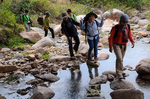 Les jeunes citadins vietnamiens trouvent randonnée à leur pied ảnh 1