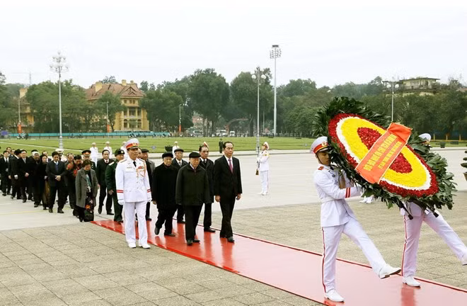 Anniversaire de la fondation du PCV : hommage au Président Ho Chi Minh ảnh 1 Anniversaire de la fondation du PCV : hommage au Président Ho Chi Minh ảnh 1