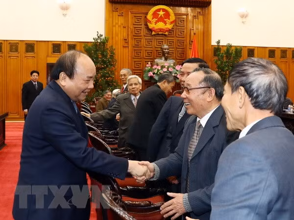 Le PM rencontre des anciens experts volontaires vietnamiens au Cambodge ảnh 1
