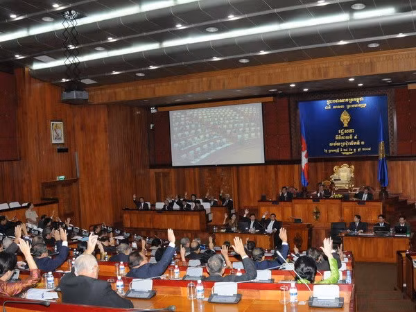 Le Parlement cambodgien adopte le budget public pour 2016 ảnh 1