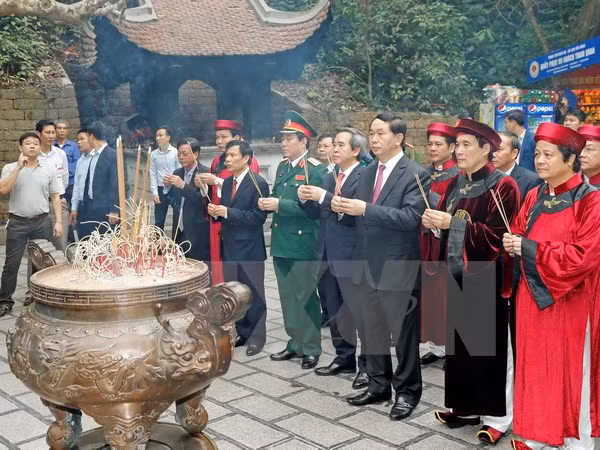 Le président Tran Dai Quang offre de l'encens aux rois fondateurs Hung ảnh 1