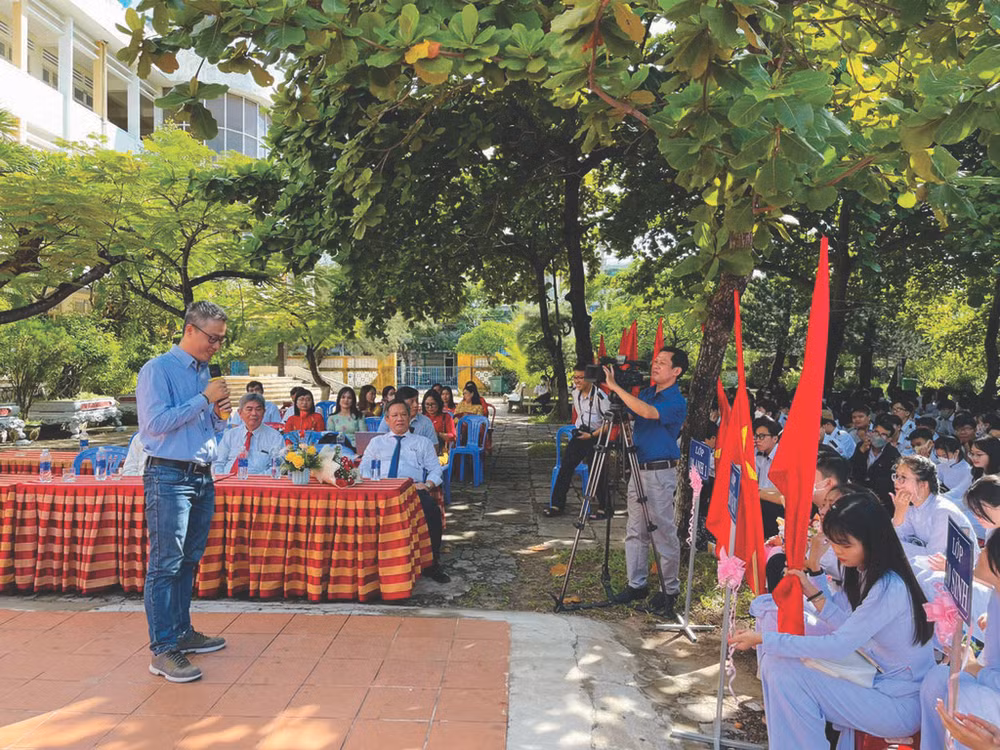 Le Pr. Phan Thành Nam s’entretient avec les élèves du Lycée d’excellence Luong Van Chanh. Photo : Duy Thanh/CVN Le Pr. Phan Thành Nam s’entretient avec les élèves du Lycée d’excellence Luong Van Chanh. Photo : Duy Thanh/CVN