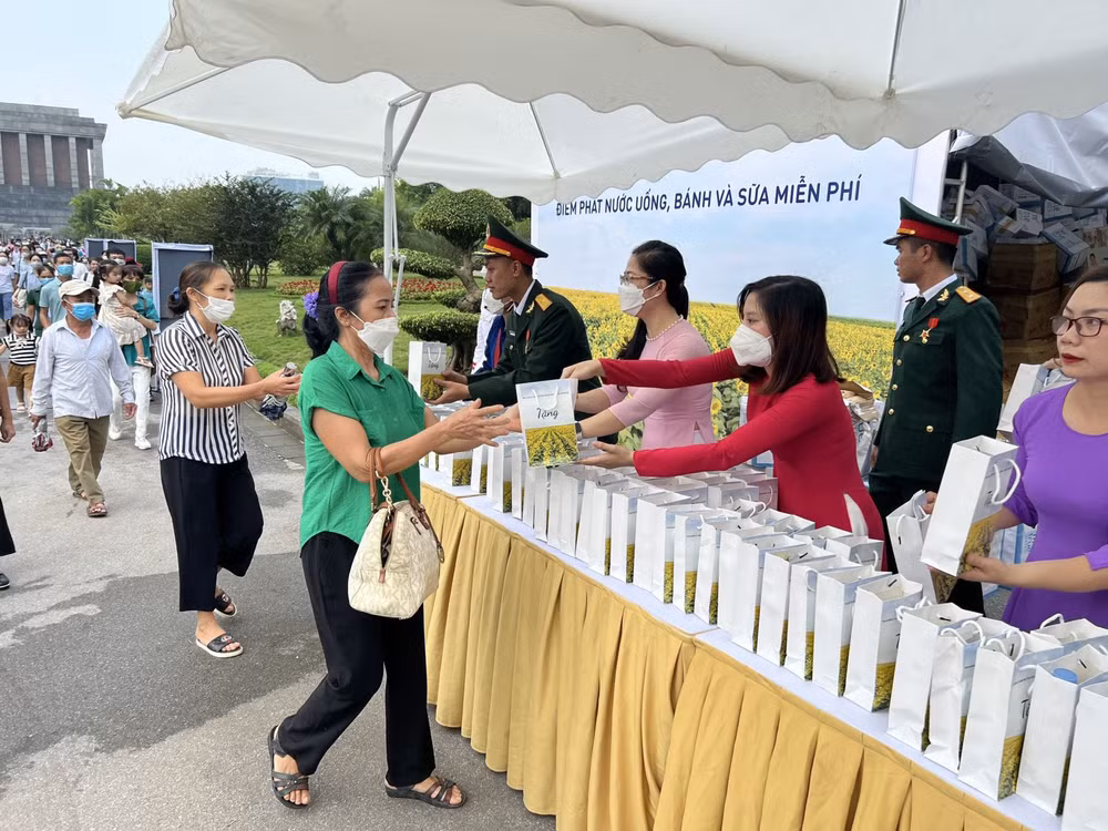 Des cadeaux offerts aux visiteurs du Mausolée du Président Hô Chi Minh ảnh 1