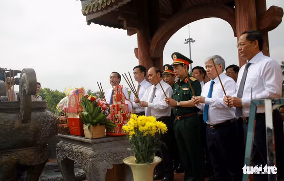 Le président Nguyen Xuan Phuc rend hommage aux héros morts pour la Patrie à Quang Tri ảnh 1
