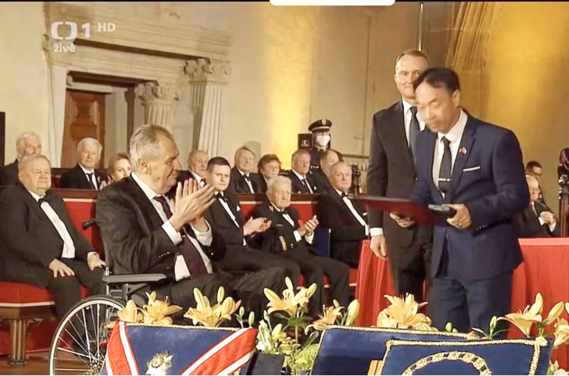 Le premier citoyen tchèque d'origine vietnamienne honoré par l'État tchèque ảnh 1