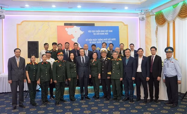 Des vétérans vietnamiens en Russie fêtent les jours fériés 30 avril-1er mai ảnh 1
