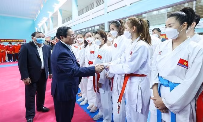 Le Premier ministre Pham Minh Chinh inspecte les préparatifs pour les SEA Games 31 ảnh 2