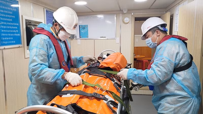 Khanh Hoa : un marin bangladais en détresse ramené sur le continent ảnh 1