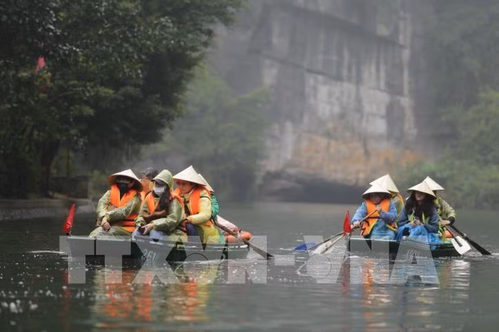 Ninh Binh : les touristes affluent au complexe d’écotourisme de Trang An ảnh 1 Ninh Binh : les touristes affluent au complexe d’écotourisme de Trang An ảnh 1