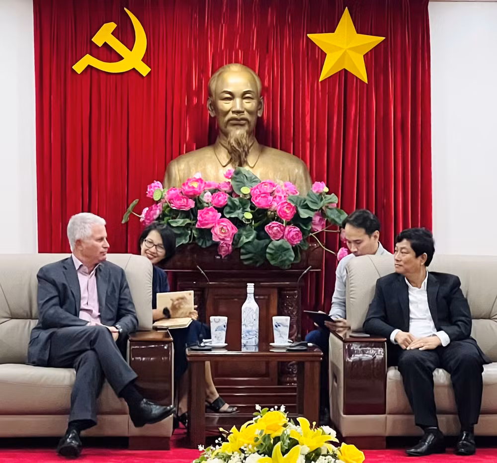 Warburg Pincus va construire un centre de commerce électronique transfrontalier à Binh Duong ảnh 1