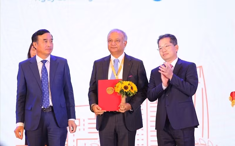 Le groupe indien Adani s'engage à investir 10 milliards de dollars au Vietnam ảnh 2