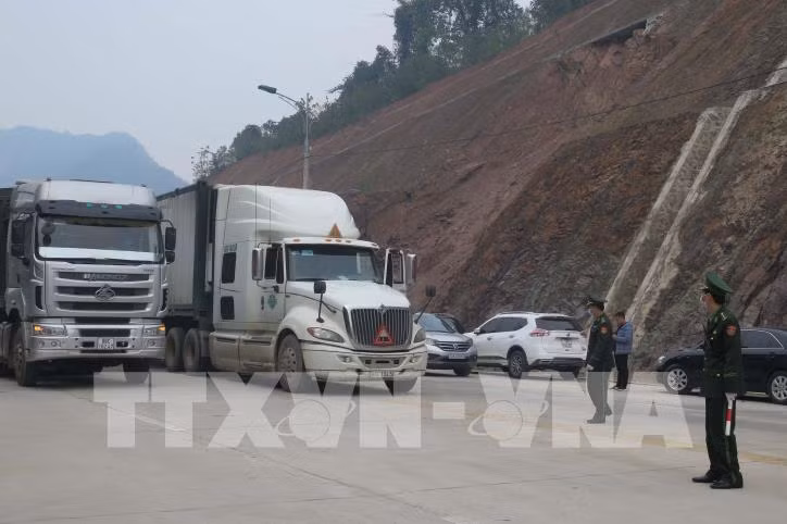 Le dédouanement reprend au poste frontalier de Tân Thanh - Po Chai ảnh 1