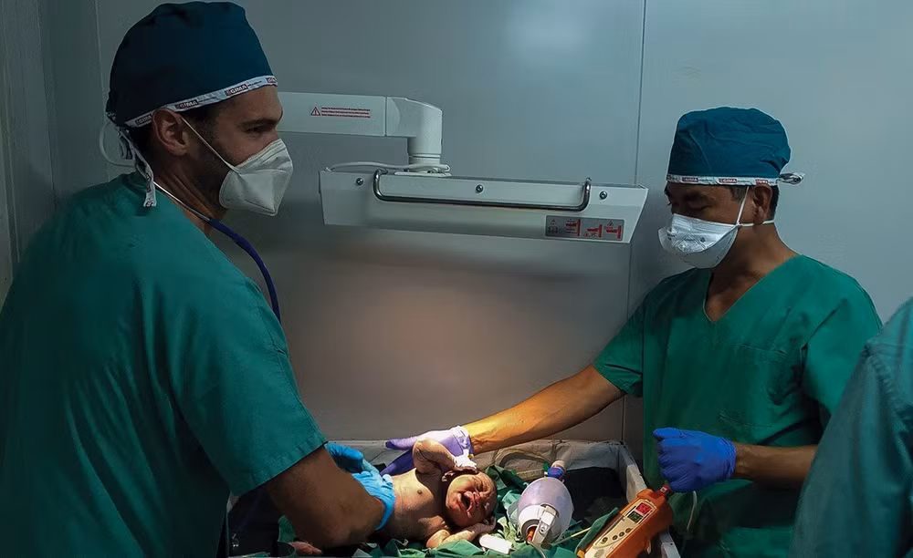 Des Casques bleus vietnamiens font naître un bébé prématuré sud-soudanais ảnh 1