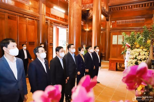 Le président de l’Assemblée nationale salue la mémoire du président Hô Chi Minh ảnh 1