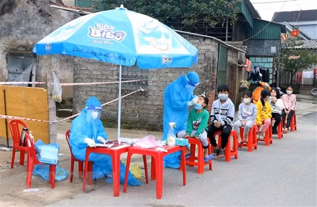 COVID-19 : le Vietnam enregistre plus de 17.000 nouveaux cas en 24 heures ảnh 1