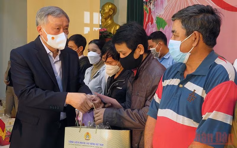 Phu Yen : remise de cadeaux à des travailleurs en difficulté ảnh 1