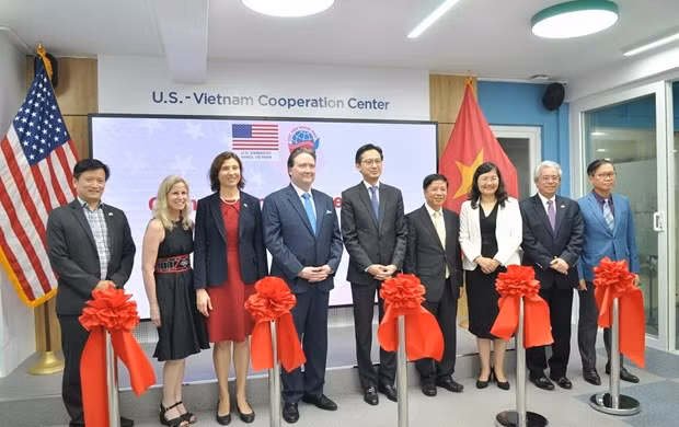 Inauguration du Centre de coopération Vietnam-États-Unis ảnh 1