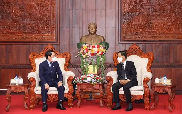 Vuong Dinh Hue rencontre le ministre lao des Télécommunications et de la Communication ảnh 2