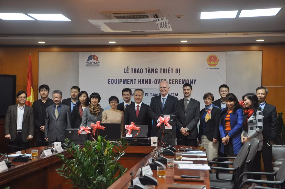 EU-Mutrap : remise d'installations informatiques à des universités et organes du Vietnam ảnh 1