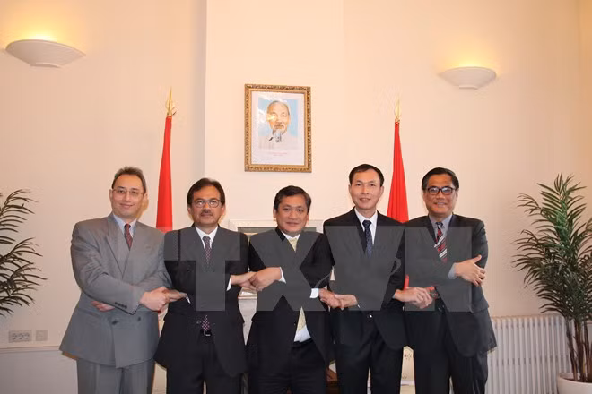 Le Vietnam élu le premier président tournant du Comité de l’ASEAN à La Haye ảnh 1